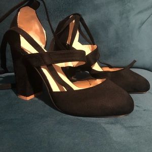 Chegong thick high heel pumps closed toe straps.